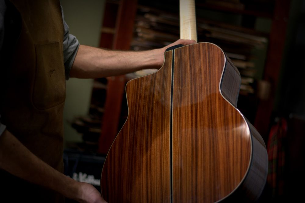 Un artisan luthier dans son atelier à Bruxelles