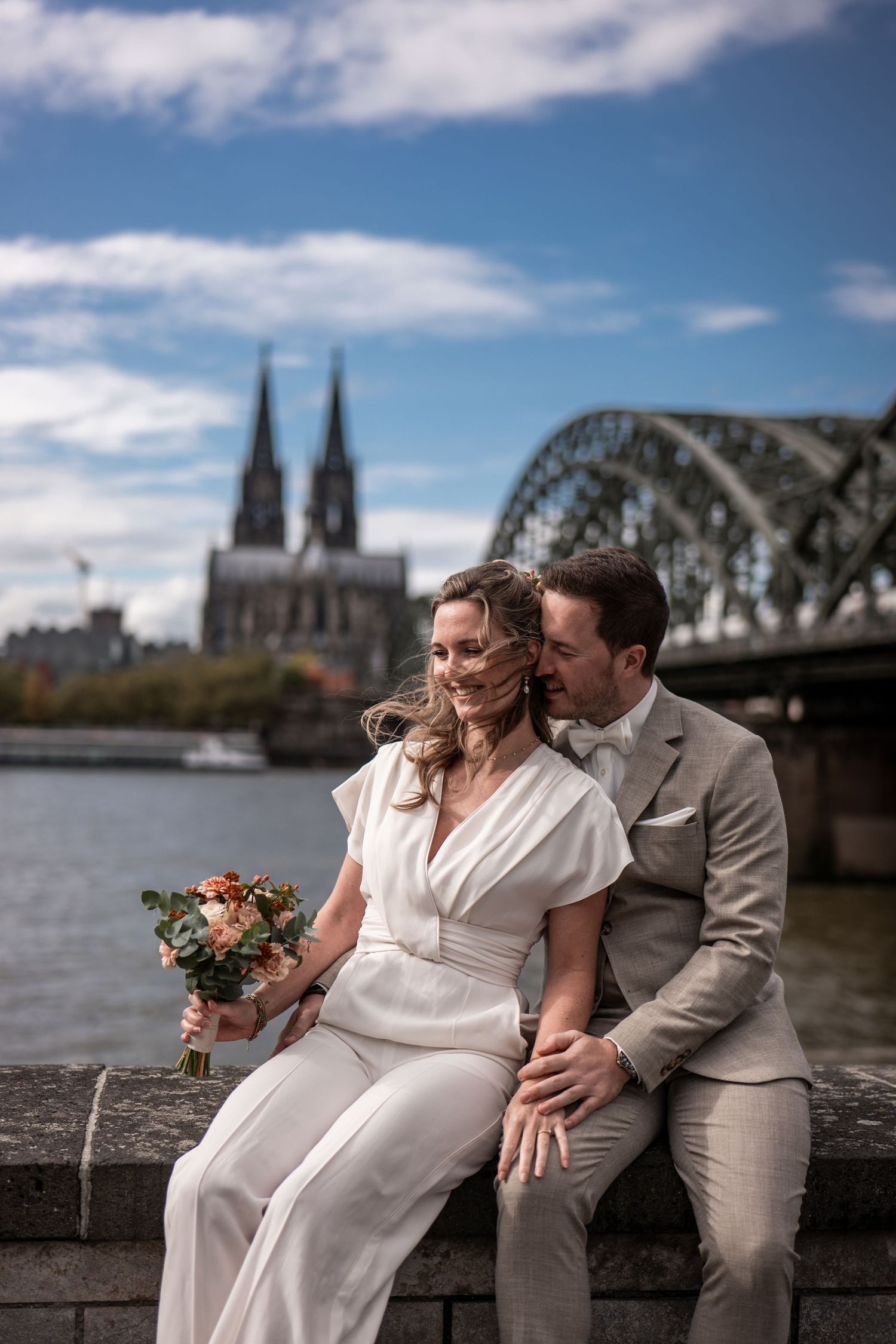 Hochzeitsfotograf Köln: Brautpaar vor dem Kölner Dom und der Hohenzollernbrücke. Authentische Hochzeitsfotografie von Fabio Marras.