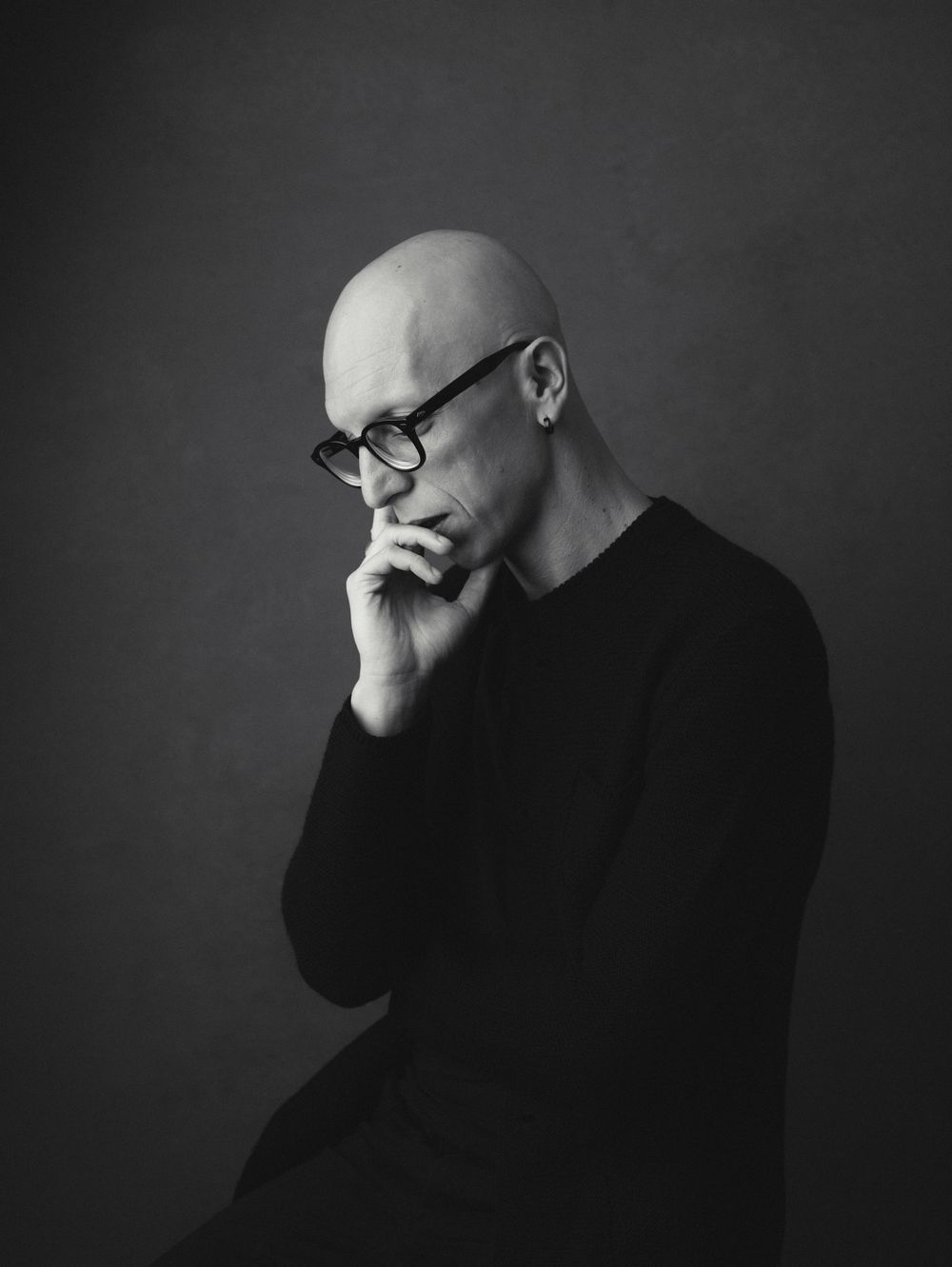 Emotional black and white portraits showing contemplative gestures.