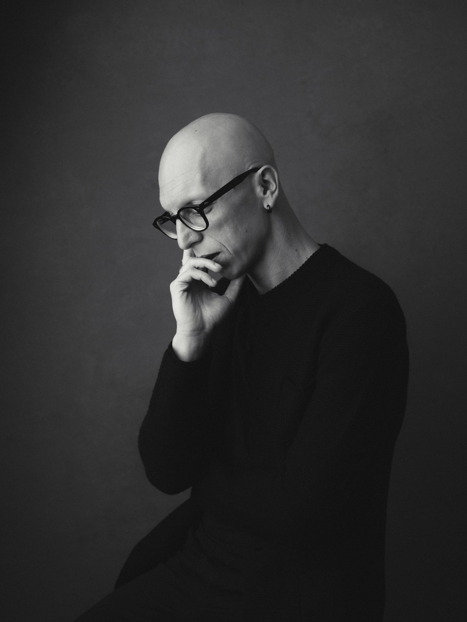 Emotional black and white portraits showing contemplative gestures.