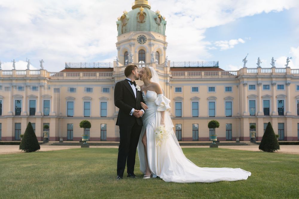 Romantisches Brautpaar Shooting am Schloss Charlottenburg mit historischer Architektur