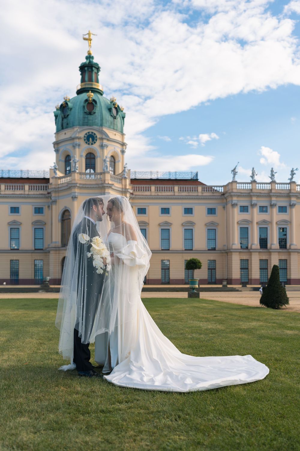 Emotionale Brautpaarfotos im Schloss Charlottenburg Park in Berlin
