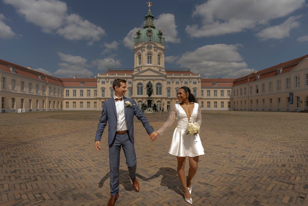 Brautpaar vor dem Schloss Charlottenburg in Berlin bei einem entspannten Hochzeitsshooting
