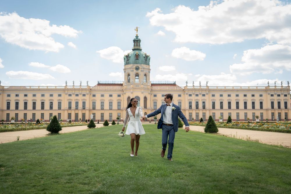 Brautpaar im Grünen des Schlossparks Charlottenburg bei Hochzeitsfotos