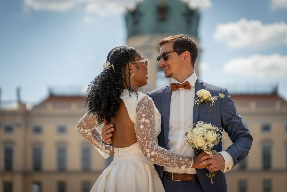 Natürliches Hochzeitsshooting am Schloss Charlottenburg mit zeitlosen Bildern