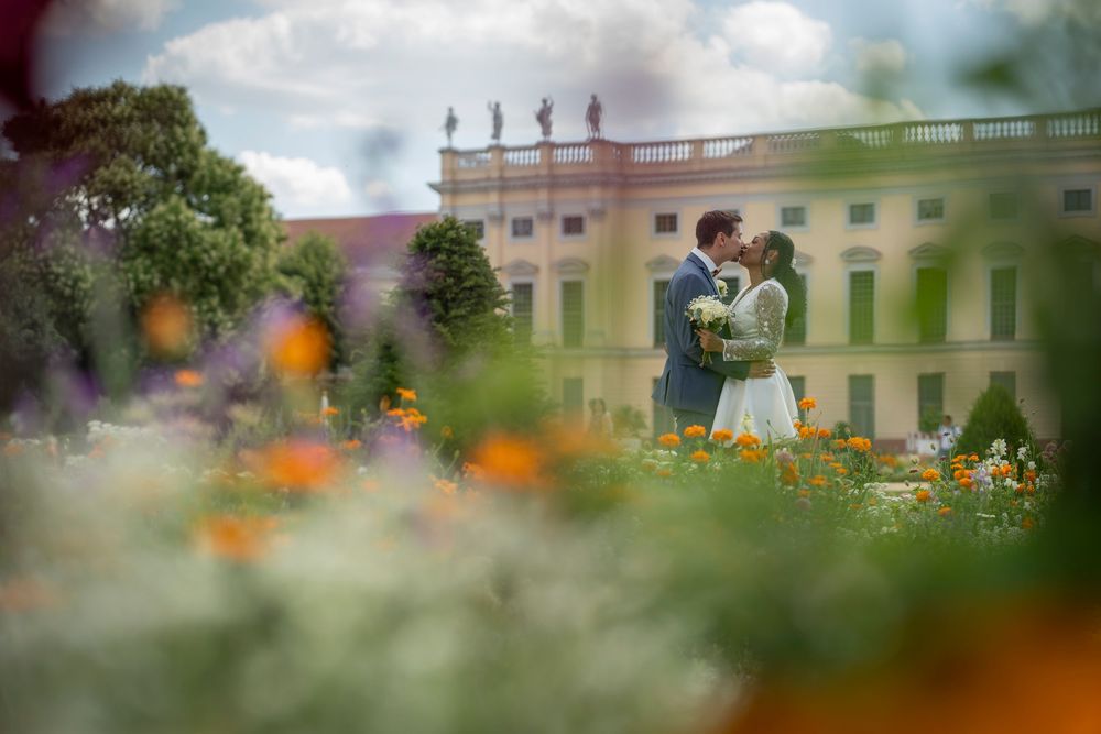 Brautpaar Shooting am Schloss Charlottenburg mit romantischer Parkkulisse in Berlin
