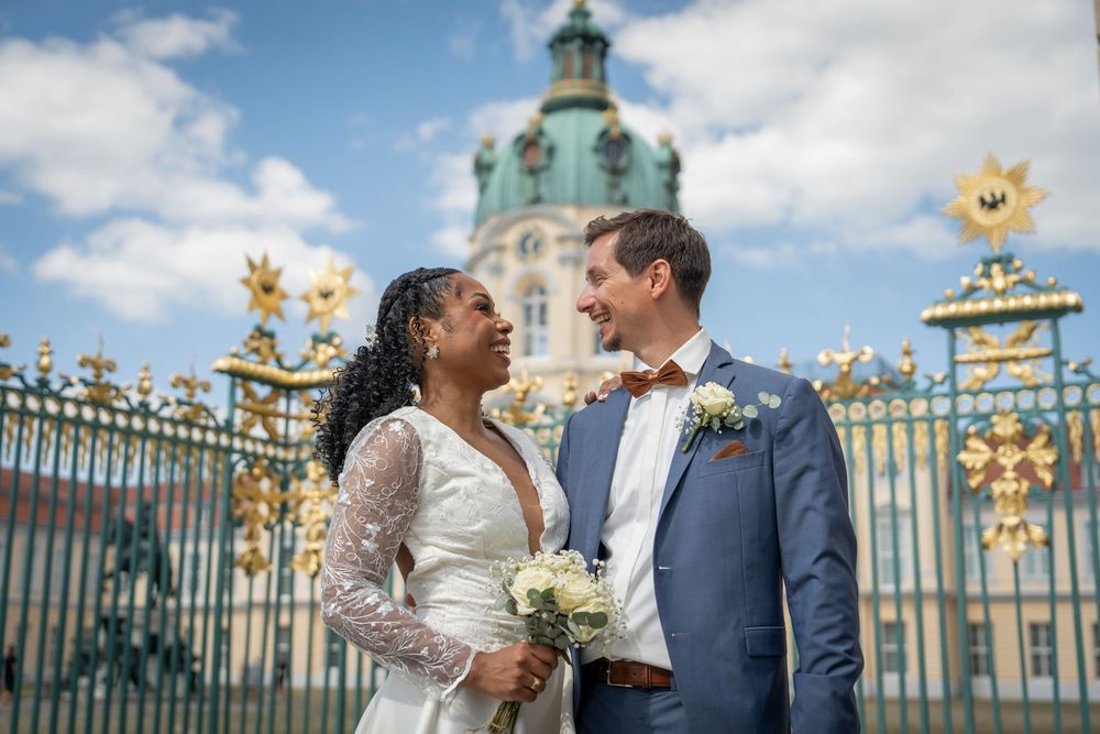 Hochzeitsreportage mit Brautpaar Shooting im Schlosspark Charlottenburg