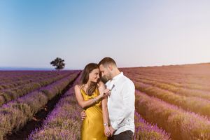 Ζευγάρι περπατάει σε μονοπάτι με λεβάντες γύρω τους