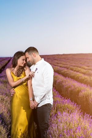 Ζευγάρι περπατάει σε μονοπάτι με λεβάντες γύρω τους