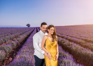 Καλλιτεχνικό πορτρέτο ζευγαριού ανάμεσα σε λεβάντες