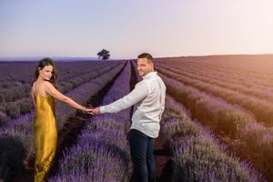 Ζευγάρι περπατάει ανάμεσα σε λεβάντες στη Θεσσαλονίκη – Studio Ypatios