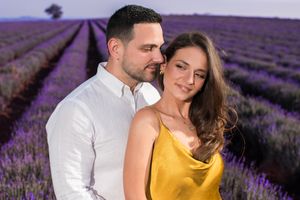 Ζευγάρι σε γραφικό τοπίο λεβάντας Θεσσαλονίκης