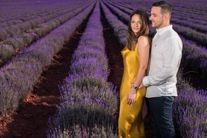 Ζευγάρι σε γραφικό τοπίο λεβάντας Θεσσαλονίκης