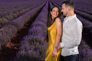 Ζευγάρι περπατάει ανάμεσα σε λεβάντες στη Θεσσαλονίκη – Studio Ypatios