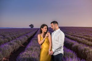 Ζευγάρι ποζάρει ανάμεσα σε ανθισμένες λεβάντες
