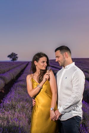 Ζευγάρι ποζάρει ανάμεσα σε ανθισμένες λεβάντες