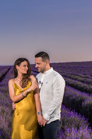 Φωτογράφιση ζευγαριού σε ρομαντικό τοπίο με λεβάντες