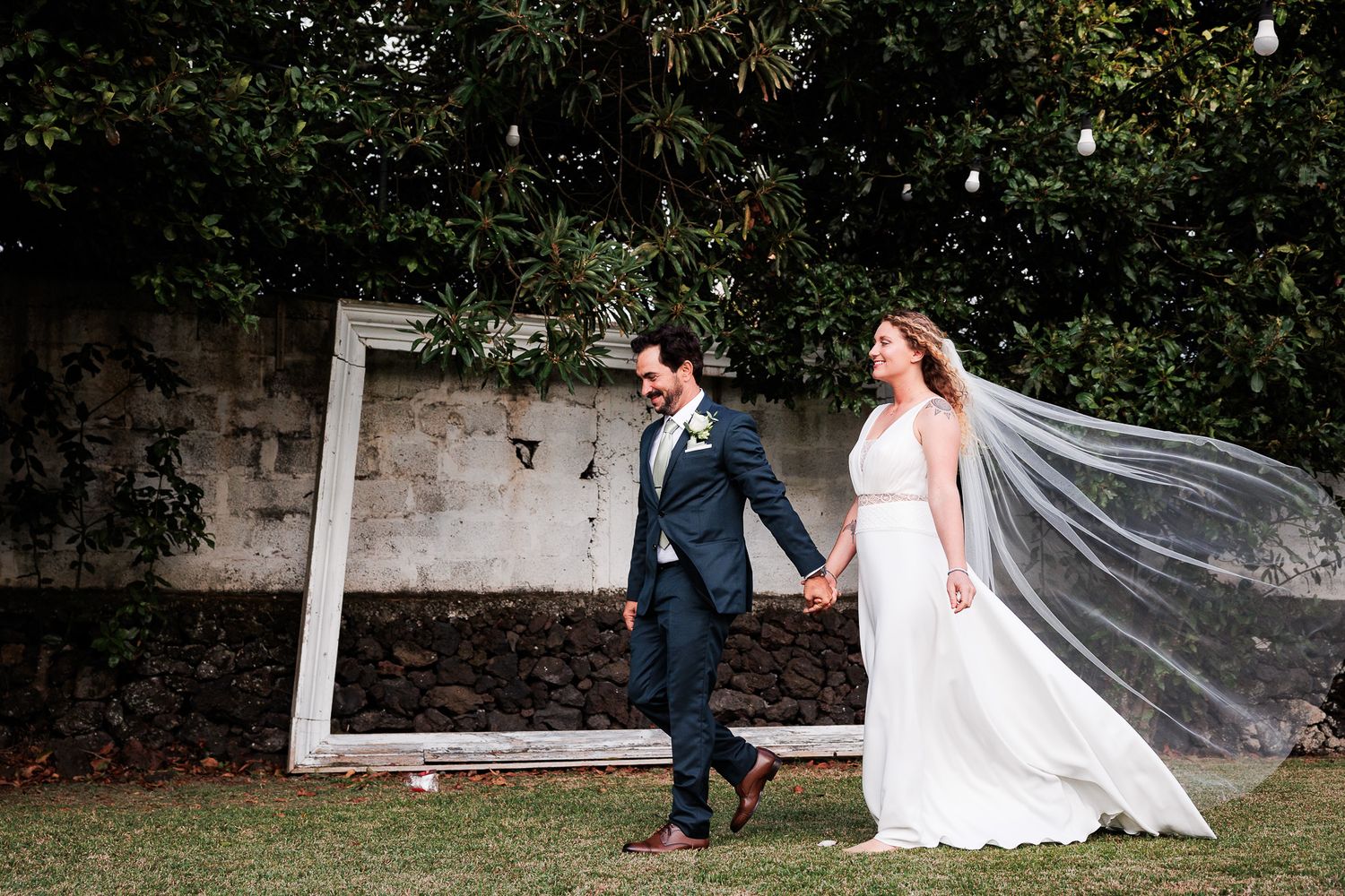 Photo session of the bride and groom during the wedding day, at São Miguel island, Azores.