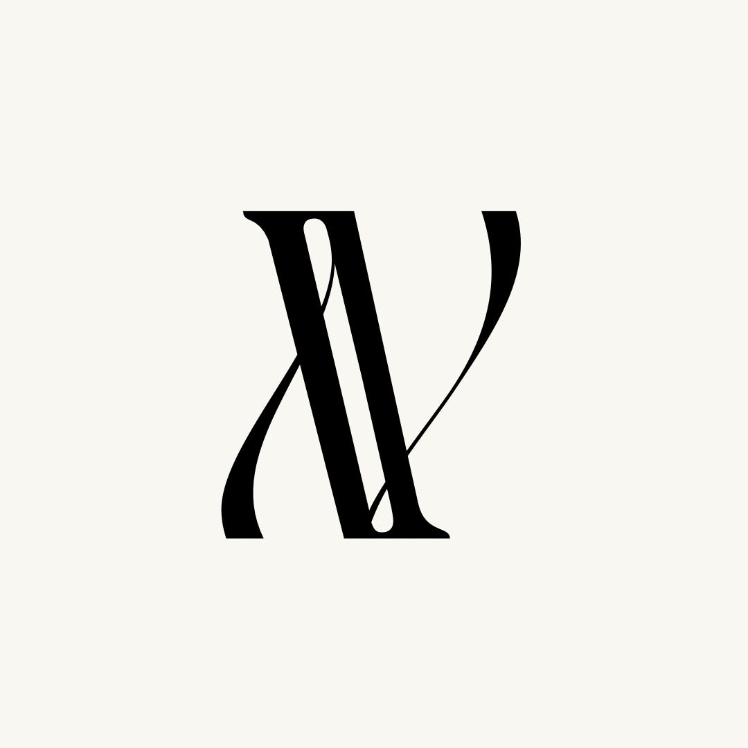 Valkoinen logo jossa näkyy häävalokuvaaja Anita Vartiaisen nimikirjaimet.