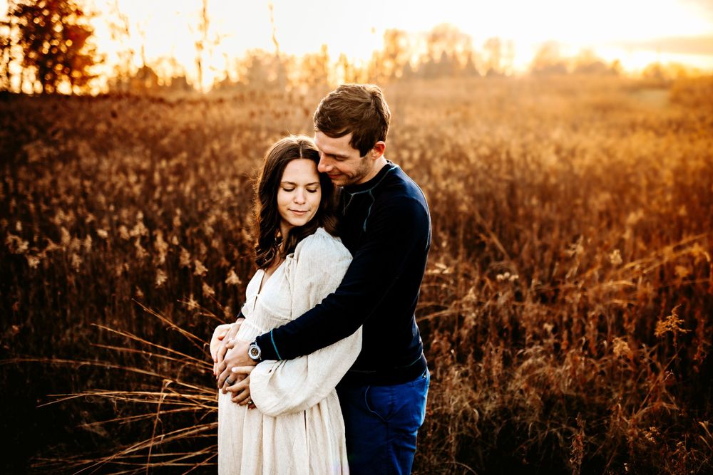 Maternity Photographer at an outdoor nature park in Fort Wayne Indiana