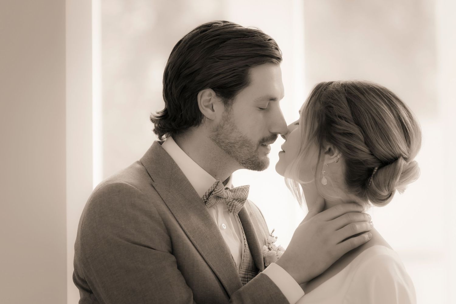 „Emotionale Hochzeitsfotografie von Braut und Bräutigam beim Paarshooting“