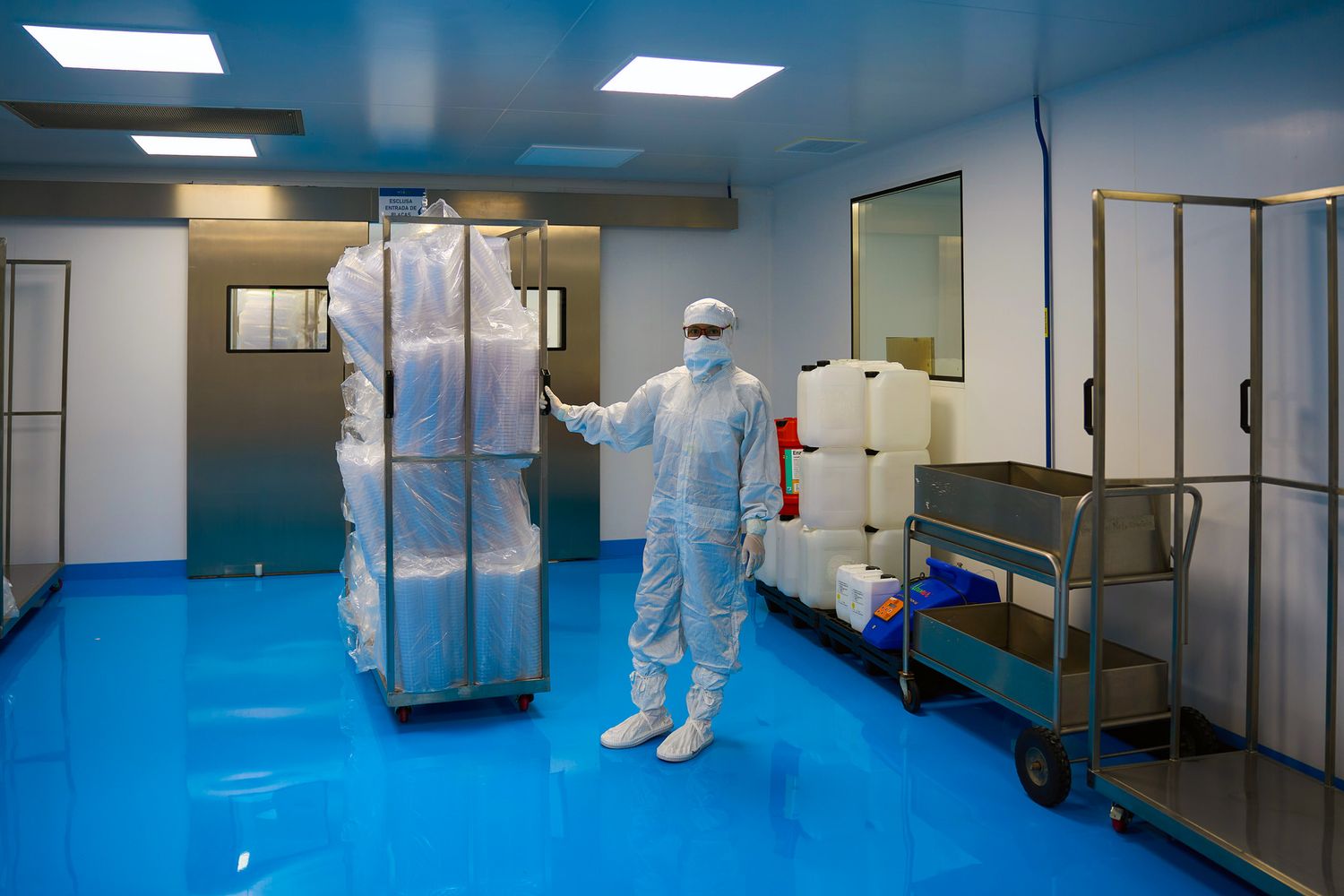 Personal en planta química operando procesos de producción con equipo de protección.