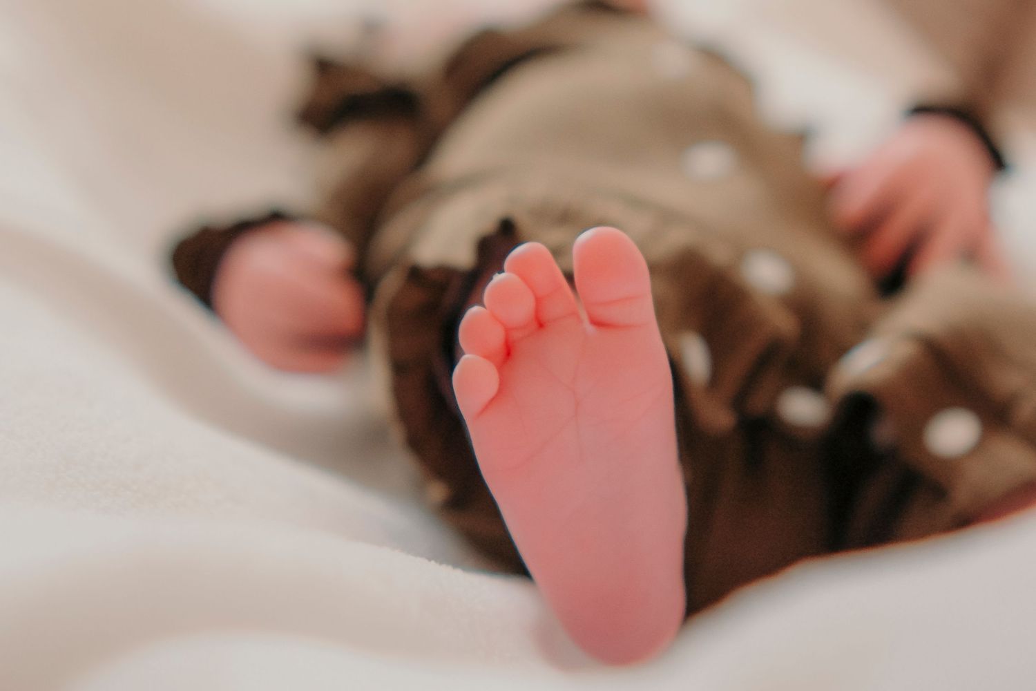 Close-up of newborn baby sleeping peacefully at home - In-home lifestyle newborn session by Gesiel Martins