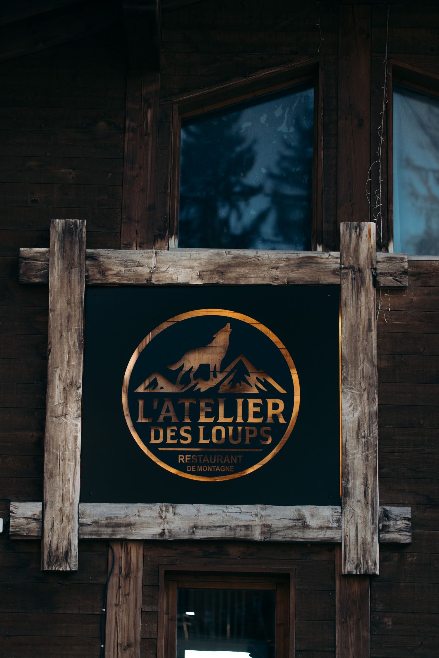 panneau en bois du restaurant de l'atelier des loups