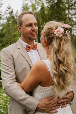 Närbild på när brudpar ser kärleksfullt på varandra under sin bröllopsfotografering i Ockelbo