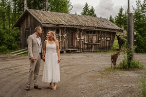 Brudpar ser kärleksfullt på varandra under sin bröllopsfotografering i Ockelbo