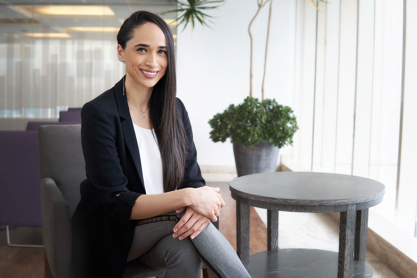 Retrato Corporativo casual de mujer sentada cerca de una ventana Karla Martinez asesora GNP