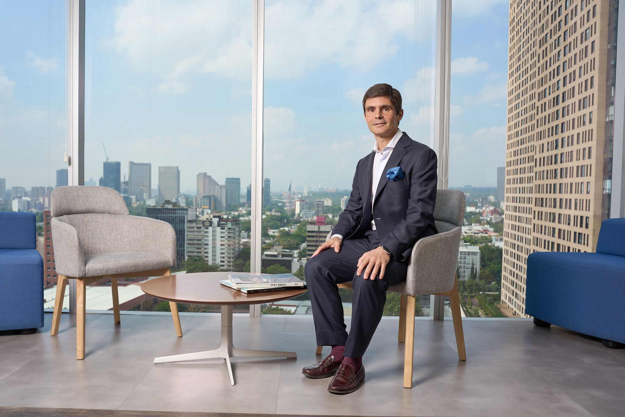 Retrato ejecutivo de director realizado en oficina corporativa con vista panorámica de Ciudad de México