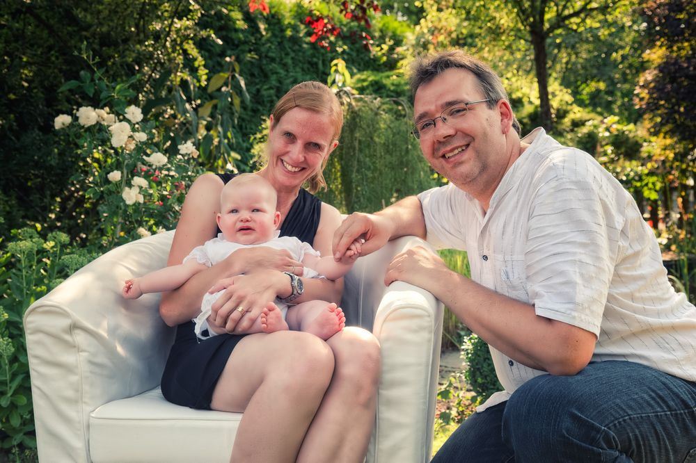 Herzliches Familienbild mit Baby im Sessel – Familienfotografie Fränkische Schweiz – Lichtkapsel Fotografie