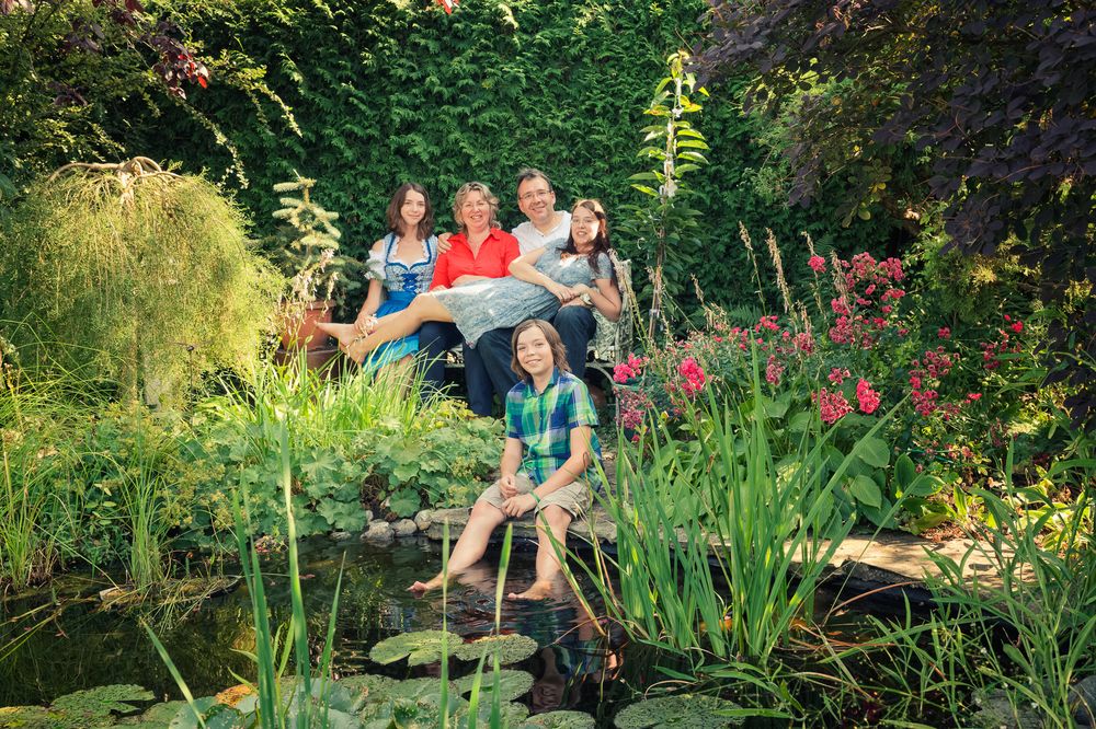 Authentisches Familienglück im eigenen Garten – Familienfotografie Ebermannstadt – Lichtkapsel Fotografie