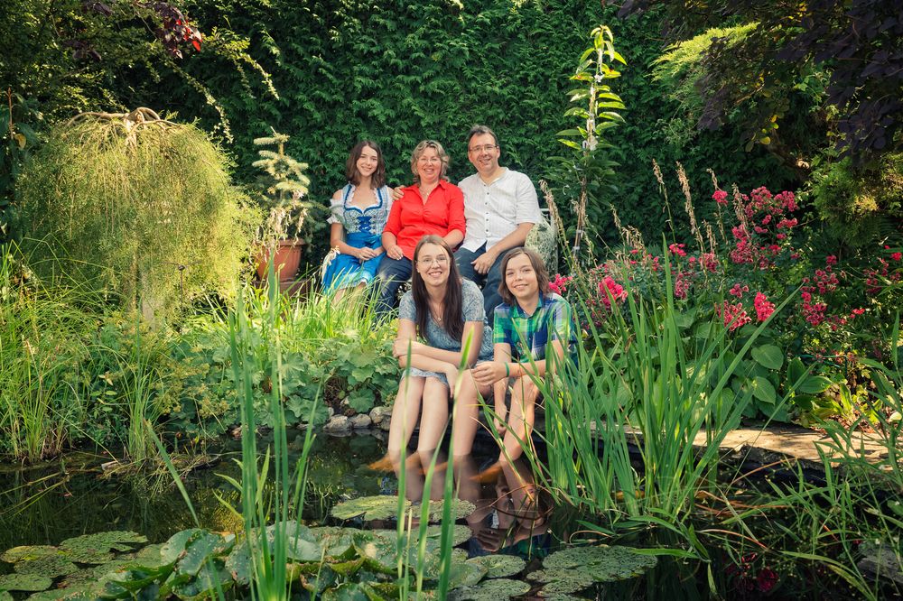 Entspanntes Shooting mit der Großfamilie am Teich – Fotografin Fränkische Schweiz – Lichtkapsel Fotografie