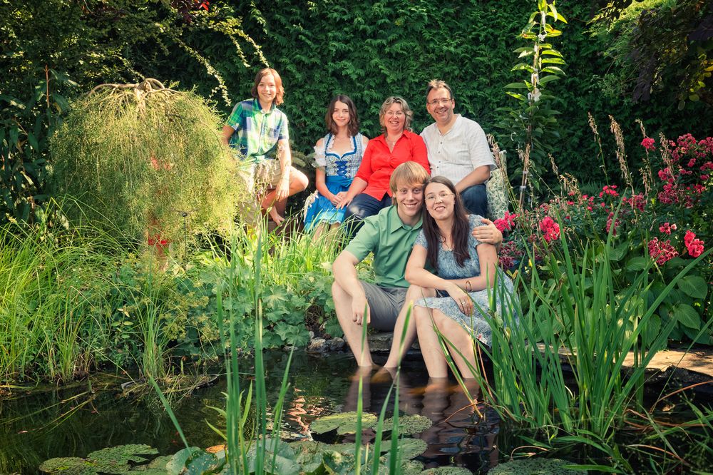 Herzliche Familiengruppe am Gartenteich – Familienfotografie Forchheim – Lichtkapsel Fotografie