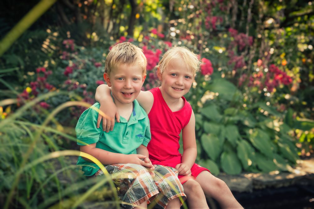 Natürliche Kinderporträts beim Familienshooting im Garten – Region Bamberg – Lichtkapsel Fotografie