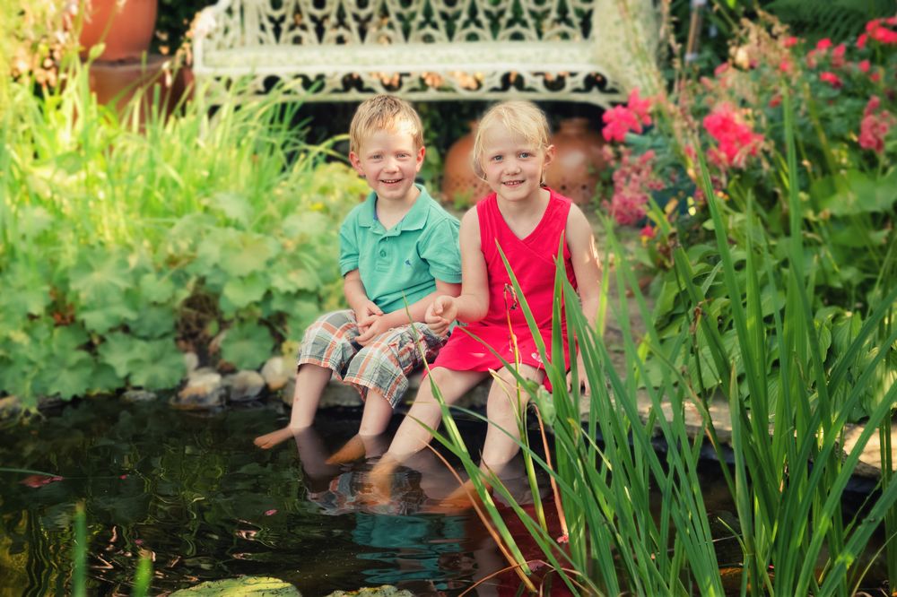 Sitzende Kinder am Gartenteich beim Familienshooting – Region Forchheim – Lichtkapsel Fotografie