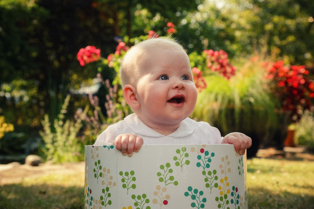 Nahaufnahme eines Babys beim Familienshooting im Garten – Familienfotografie Forchheim – Lichtkapsel Fotografie