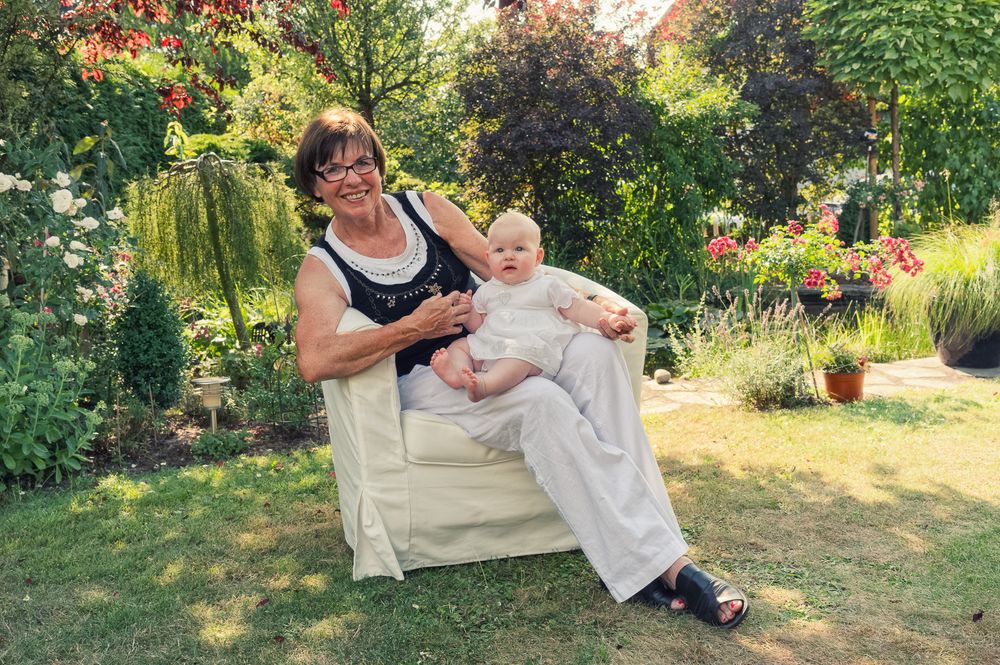 Authentische Porträts beim Familienshooting im Garten – Fotografin Fränkische Schweiz – Lichtkapsel Fotografie
