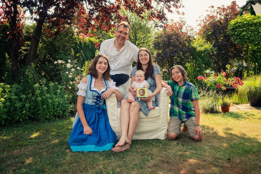 Herzliche Familienfotos mit Kindern im Garten – Familienfotografie Forchheim – Lichtkapsel Fotografie