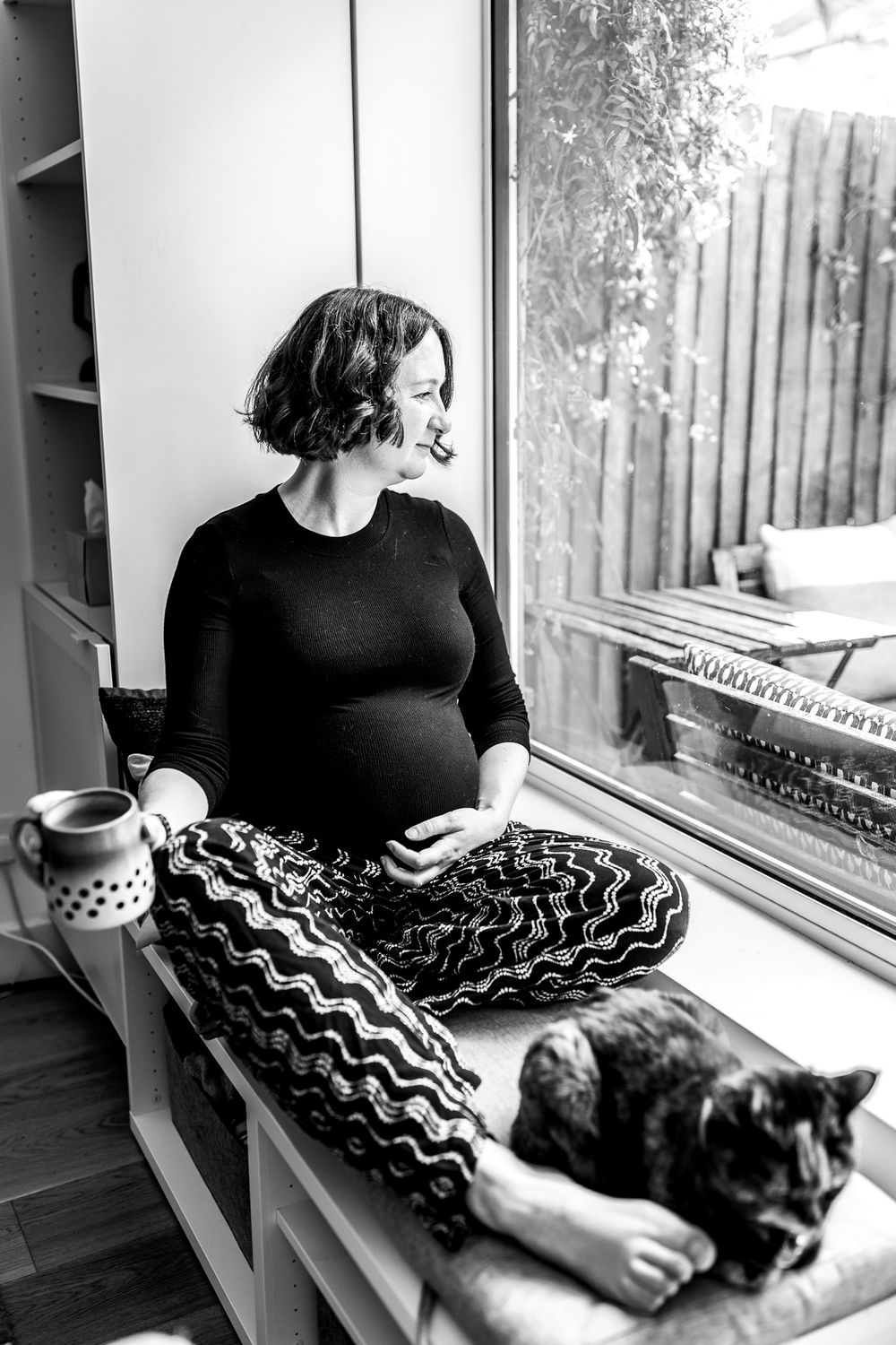 candid pregnancy photos at home in east london