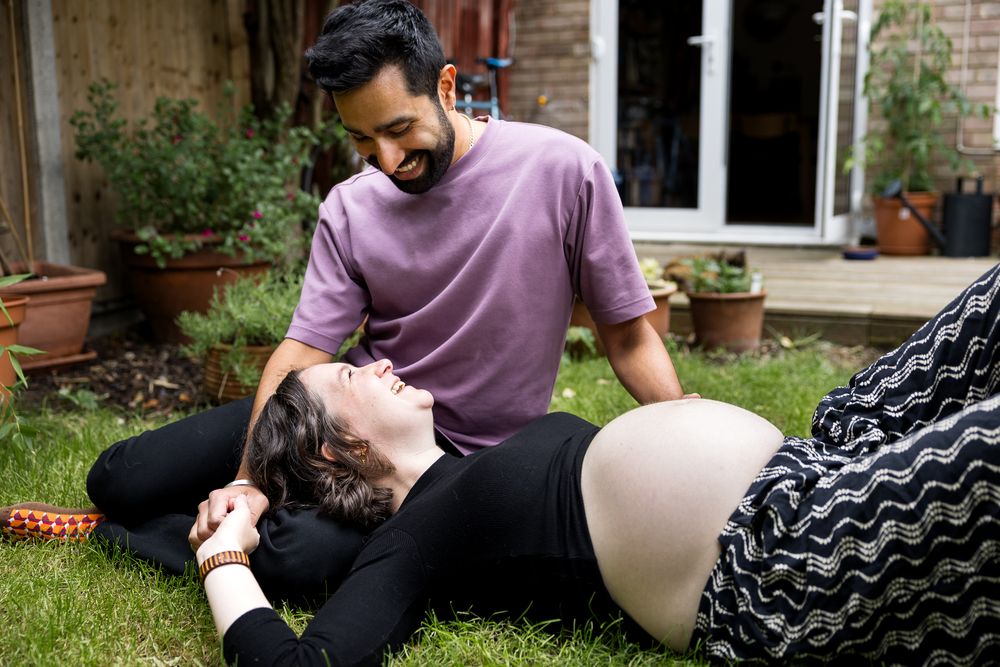 maternity photos in back garden in hackney
