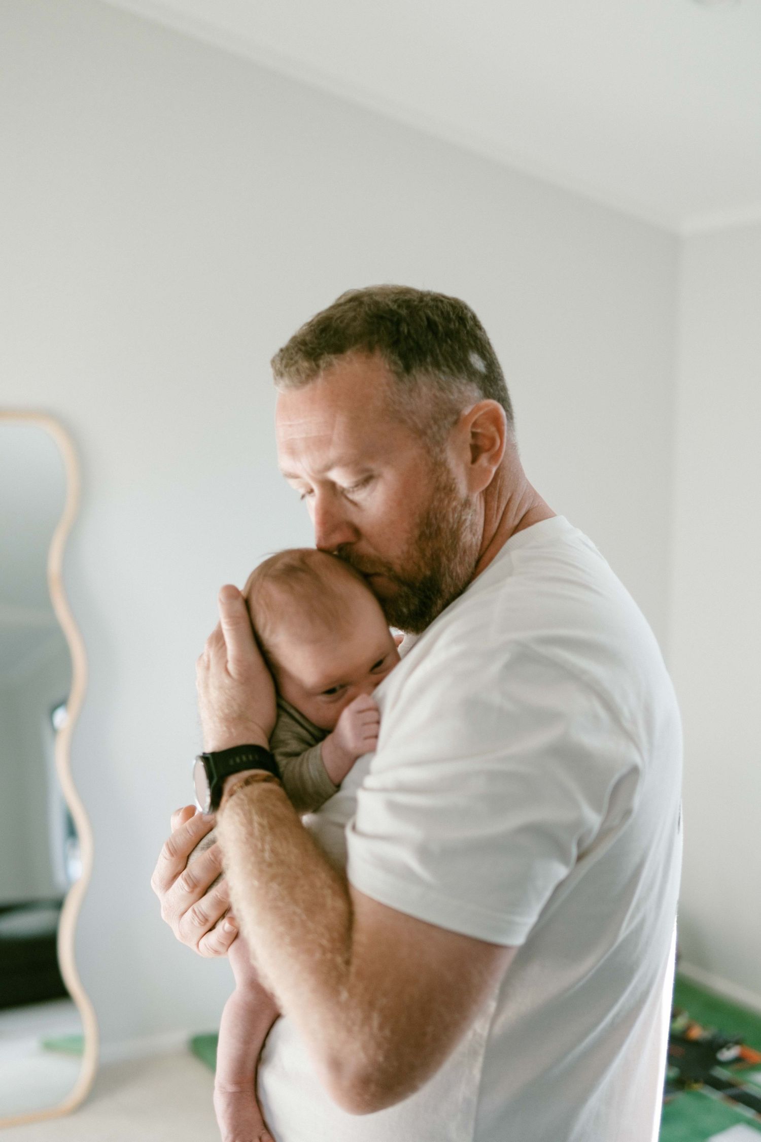 Coromandel peninsula family photography, a relaxed storytelling family in home newborn session