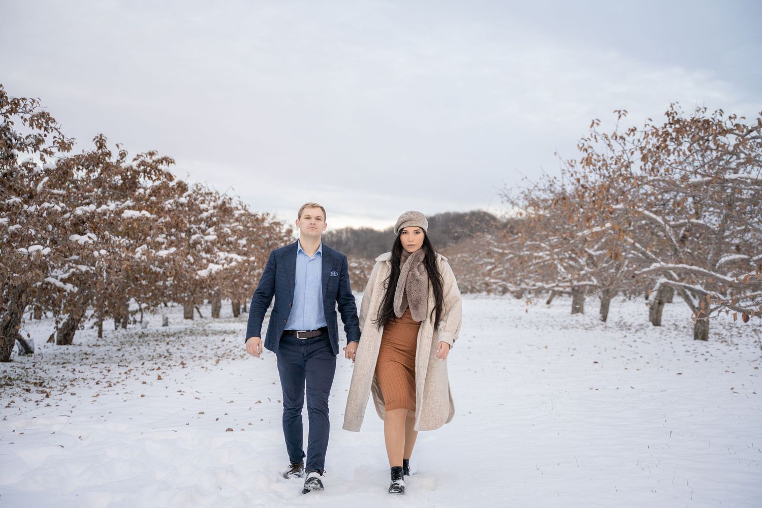 Couple amoureux en fiançailles dans les Laurentides photographié spontanément. Portrait émotionnel de couple dans les Laurentides en lumière