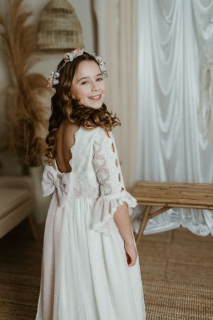 poses naturales de niña en reportaje de comunión estilo boho
