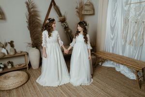 Reportajes de comunión en Valencia, dos hermanas cogidas de la mano