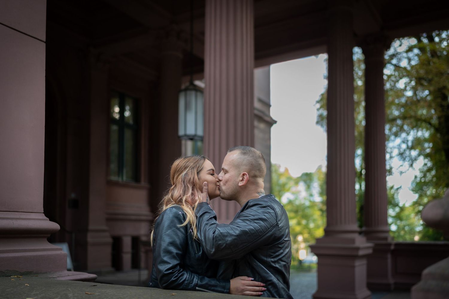 Ein romantisches Herbstshooting mit dem Schloss Biesdorf im Hintergrund.