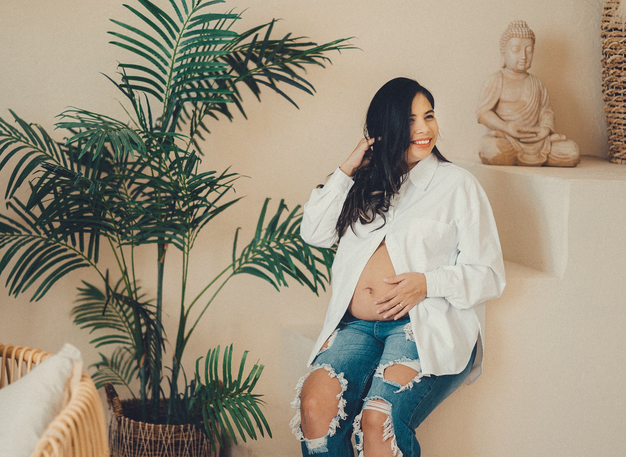 Mint Room Lounge studio is used for maternity photoshoot in Toronto