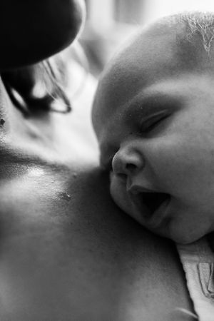 Newborn baby pasgeboren baby details handjes voetjes fotografie